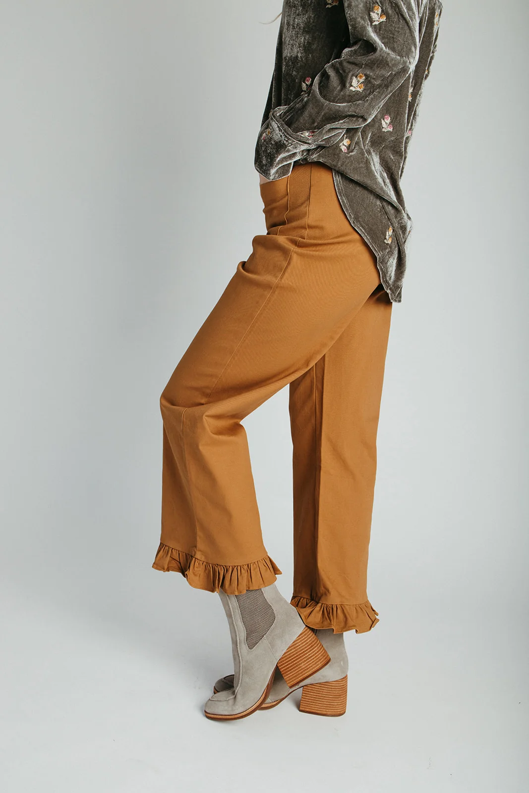 The Layna Ruffle Hem Pant in Mocha - Image 4