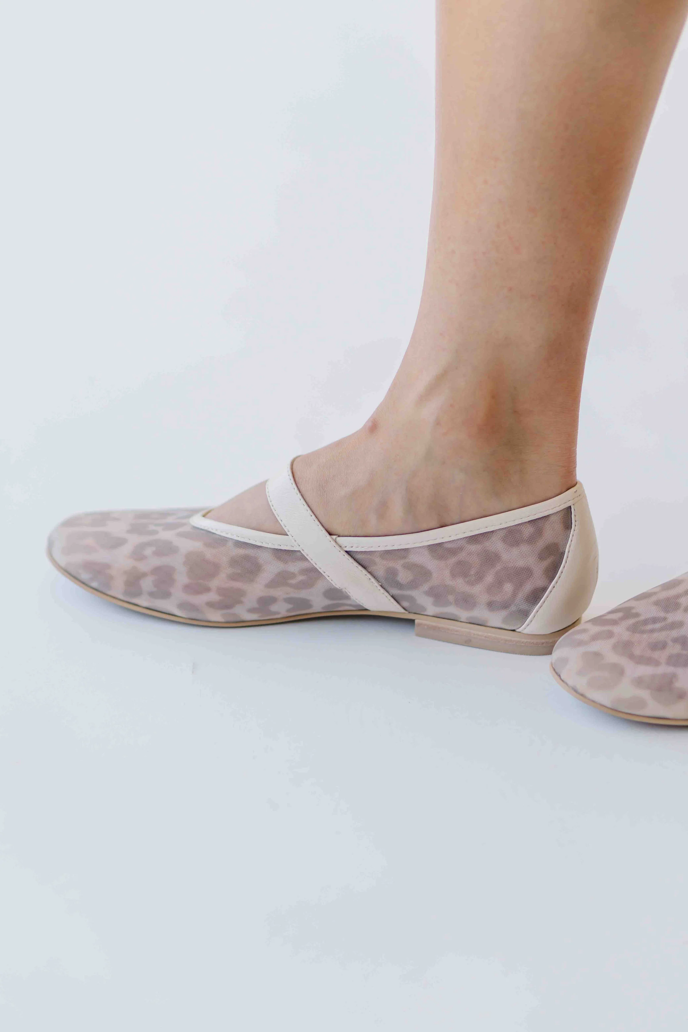 Dolce Vita: Roslyn Ballet Flats White Leopard Mesh - Image 7