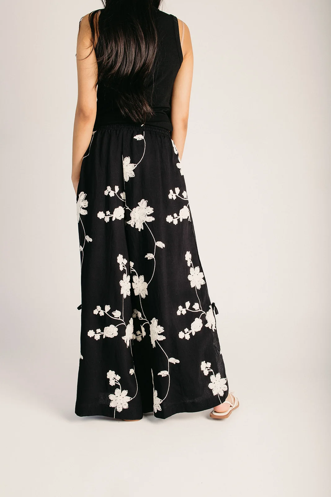 The Basta Embroidered Floral Pant in Black - Image 4