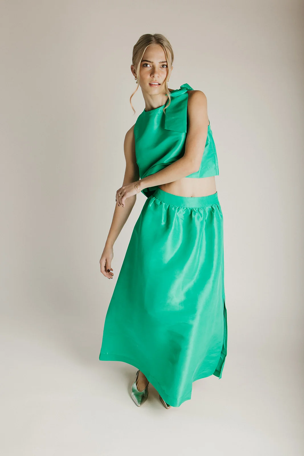 The Caryn Metallic Maxi Skirt in Kelly Green - Image 6