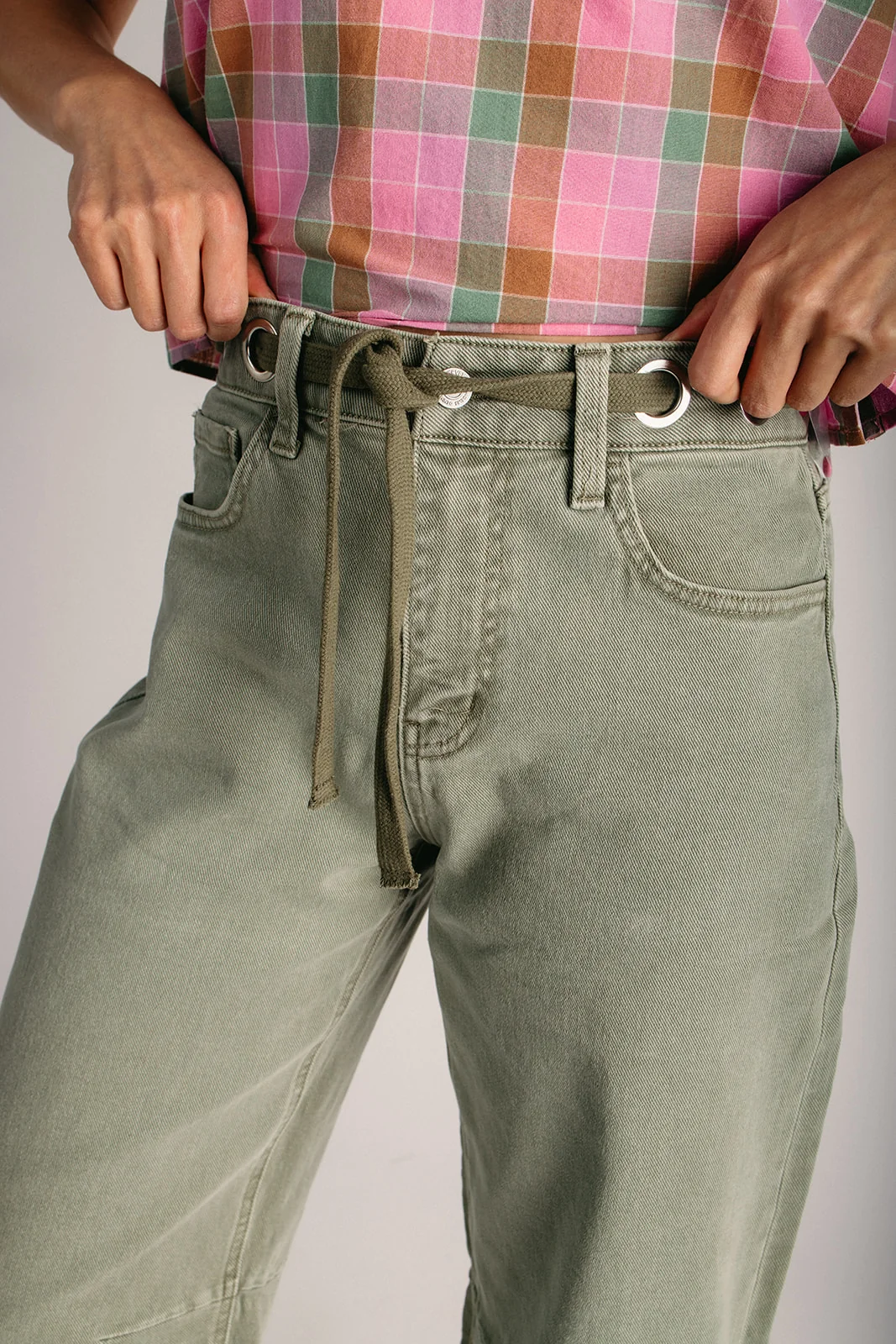 The Fulner Drawstring Barrel Jean in Olive - Image 4