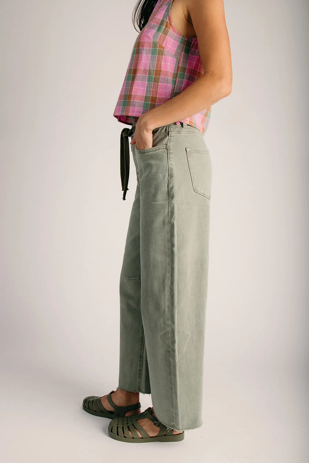 The Fulner Drawstring Barrel Jean in Olive - Image 5
