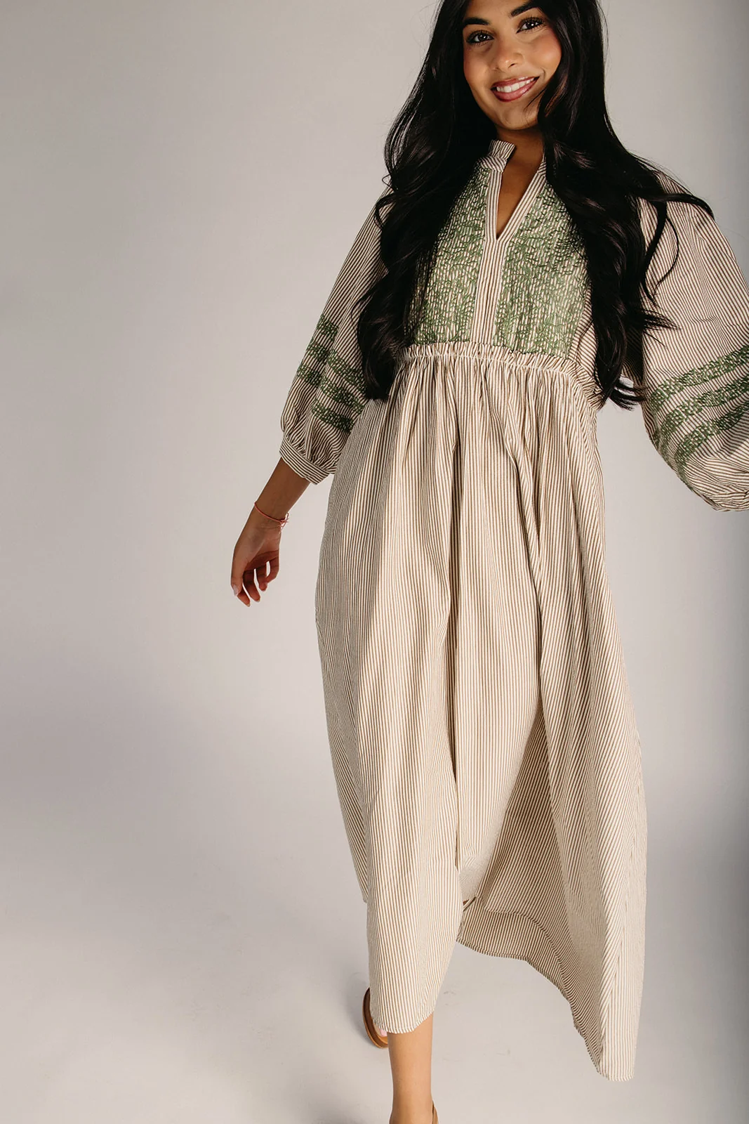 The Huglin Embroidered Detail Midi Dress in Toffee - Image 4